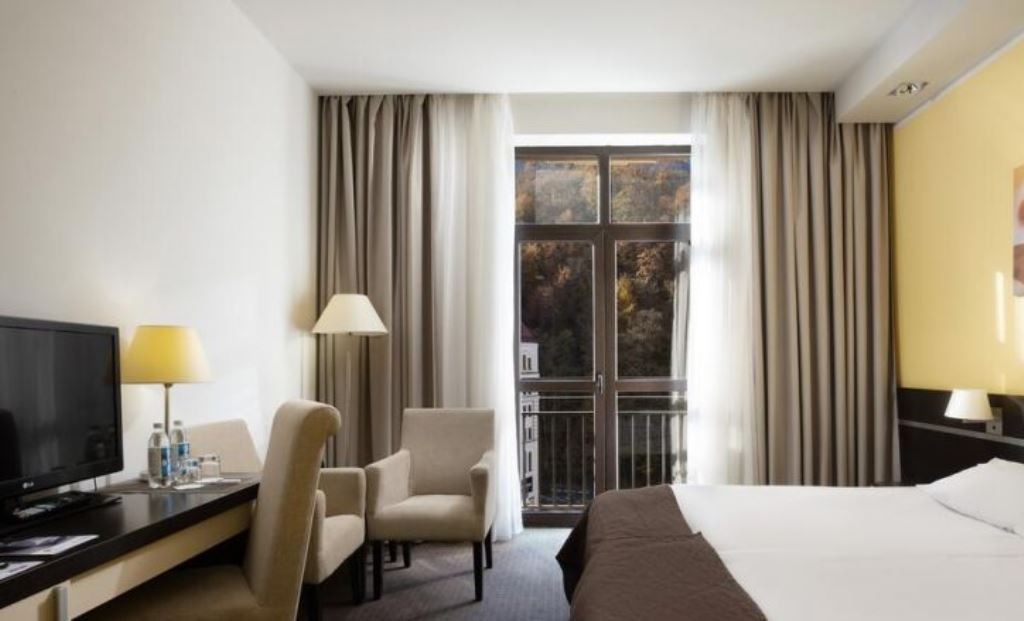 rooms-superior-with-french-balcony