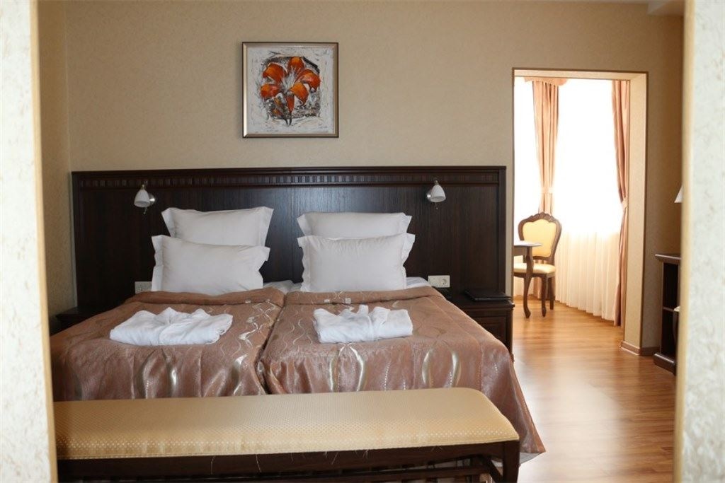 rooms-2-mest-junior-suit