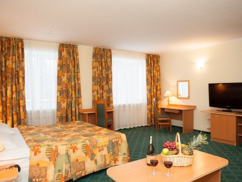 rooms-family-room-with-balcony