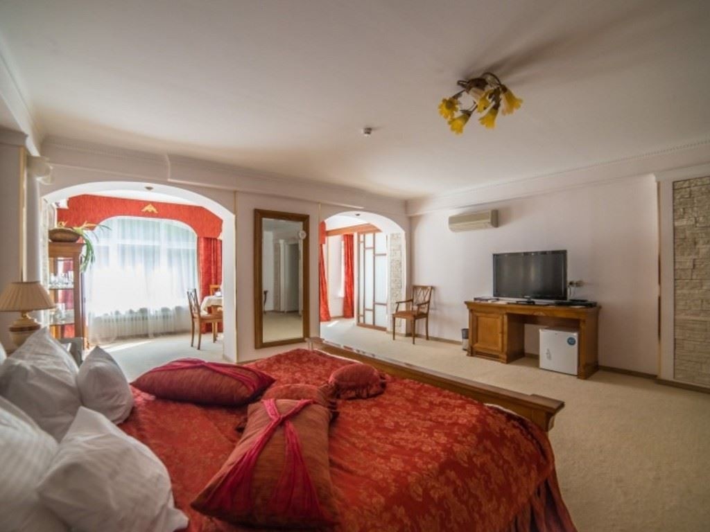 rooms-luxe-greek-room