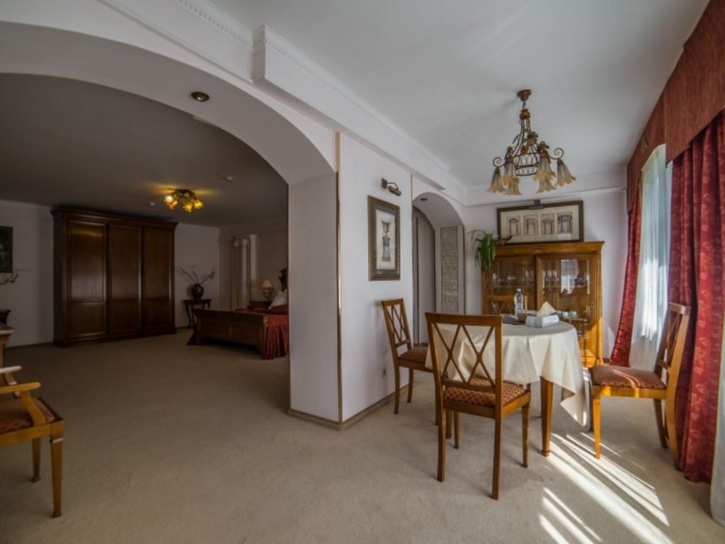 rooms-luxe-greek-room