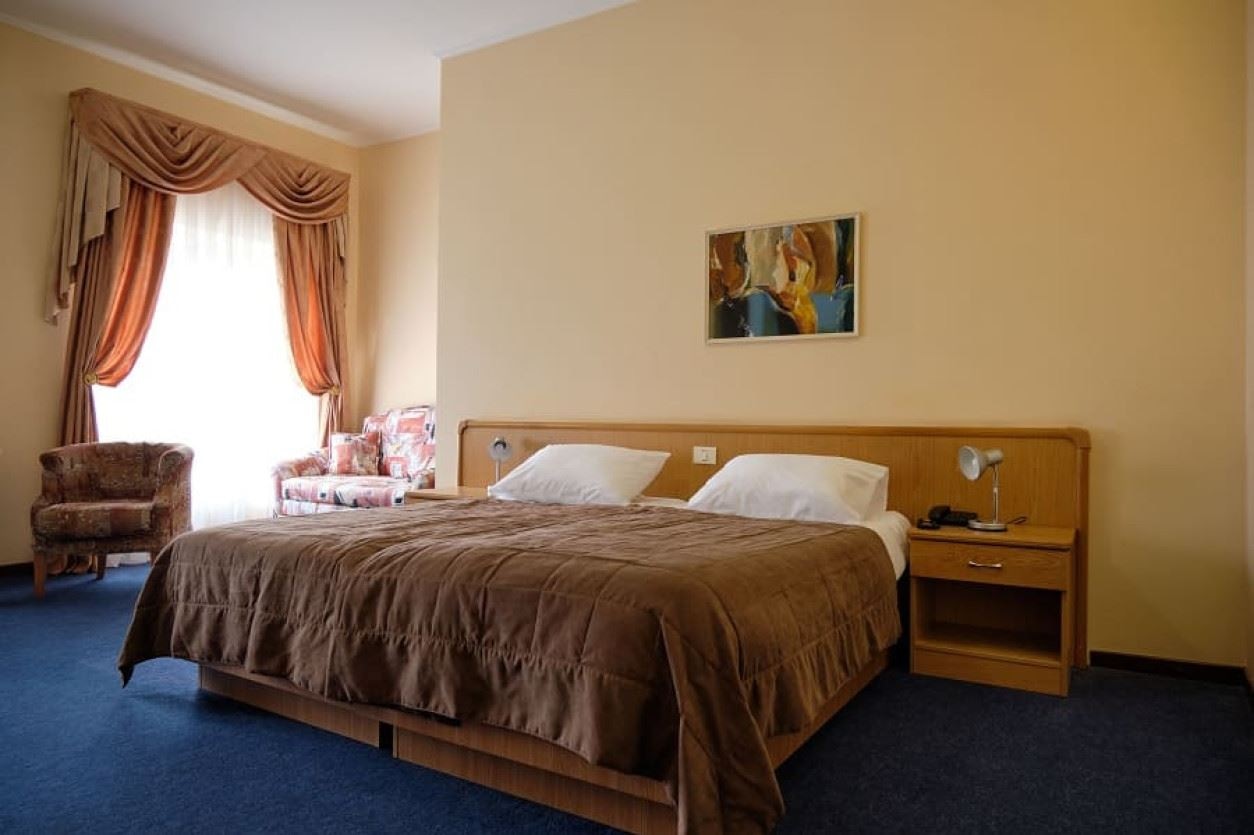 rooms-2bed-2room-junior-suite