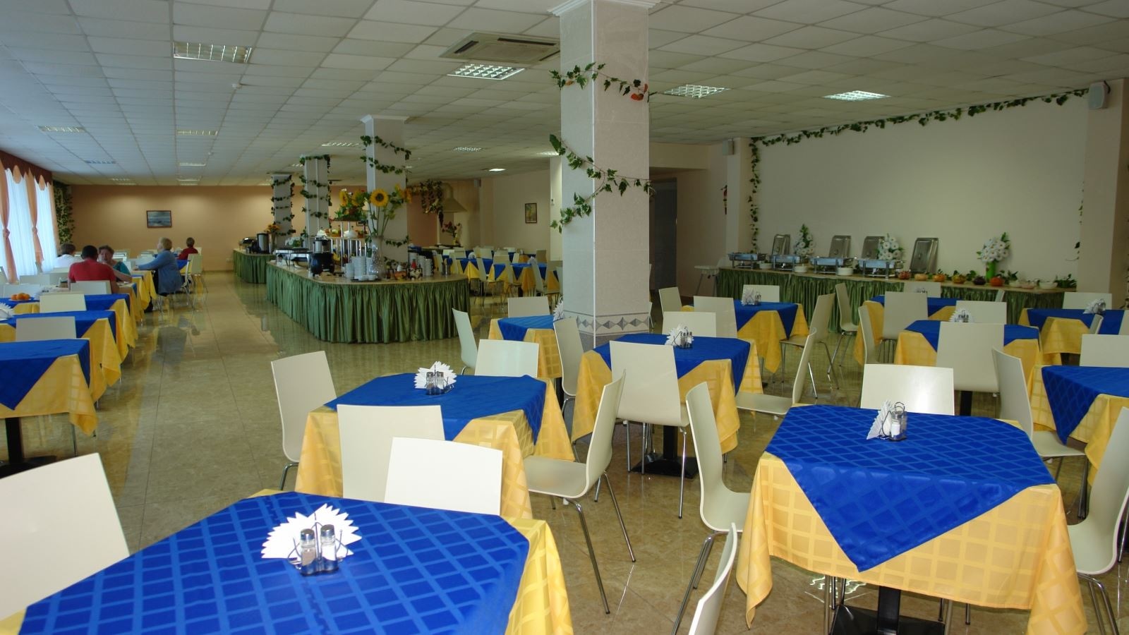 restaurants-obedenniy-zal