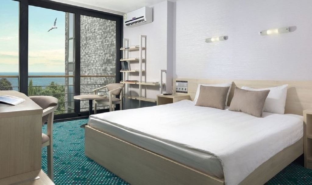 rooms-люкс-двухкомнатный-с-двуспальной-и-двумя-односпальными-кроватями--раскладными-креслами-green-park