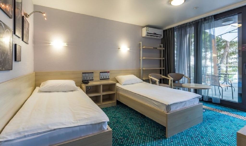 rooms-стандарт-улучshенный-с-двумя-односпальными-кроватями-и-террасой-green-park