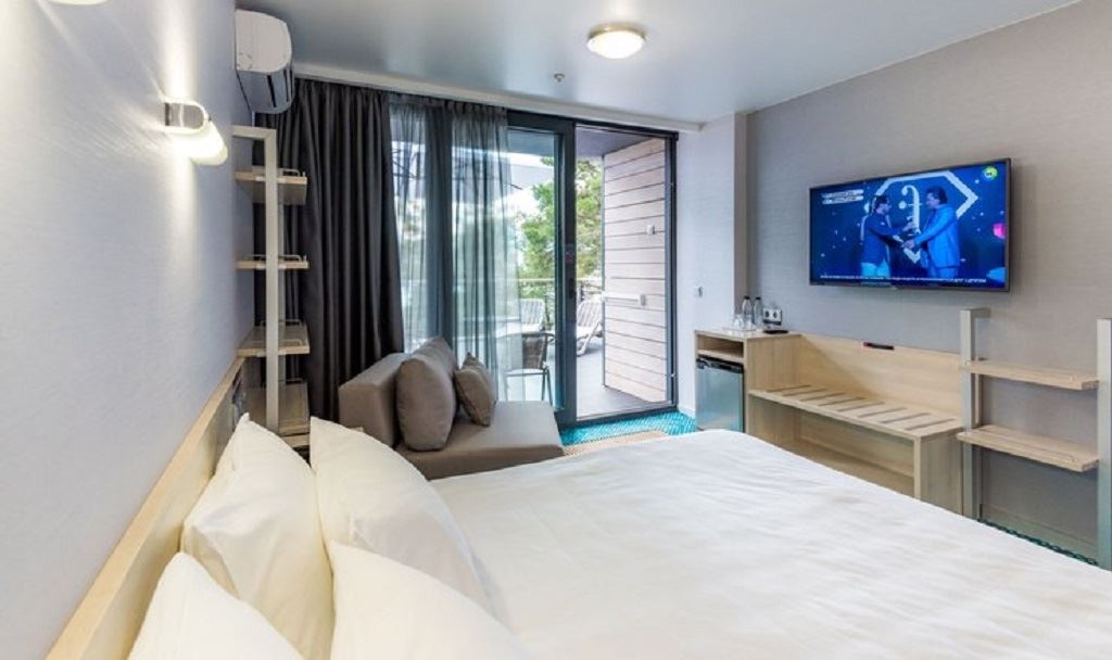 rooms-стандарт-улучshенный-с-двумя-односпальными-кроватями-и-террасой-green-park