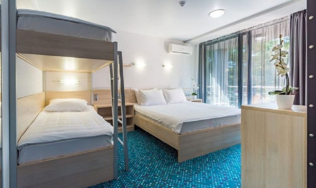 rooms-стандарт-улучshенный-с-двуспальной-и-двухъярусной-кроватями-green-park