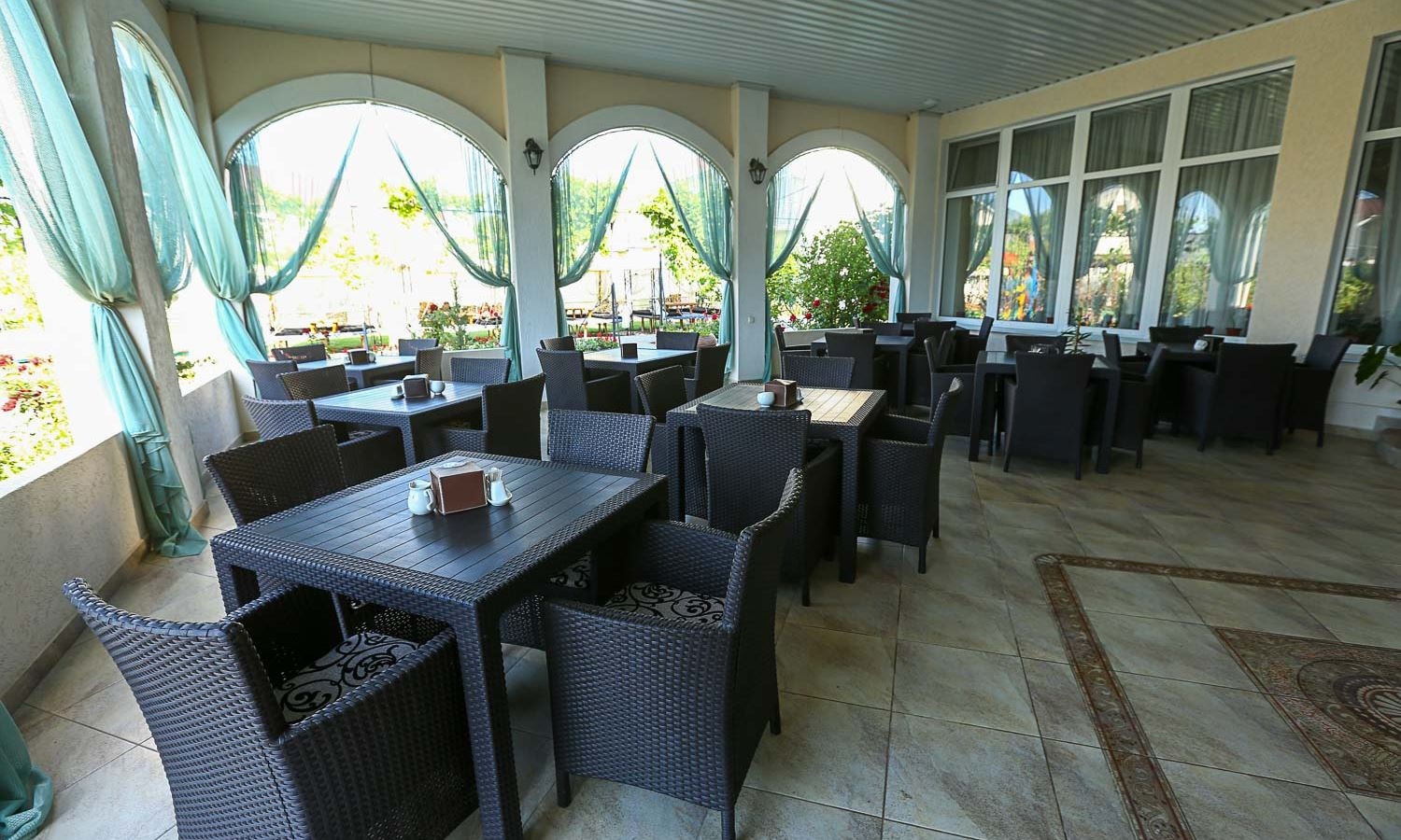 restaurants-restaurant