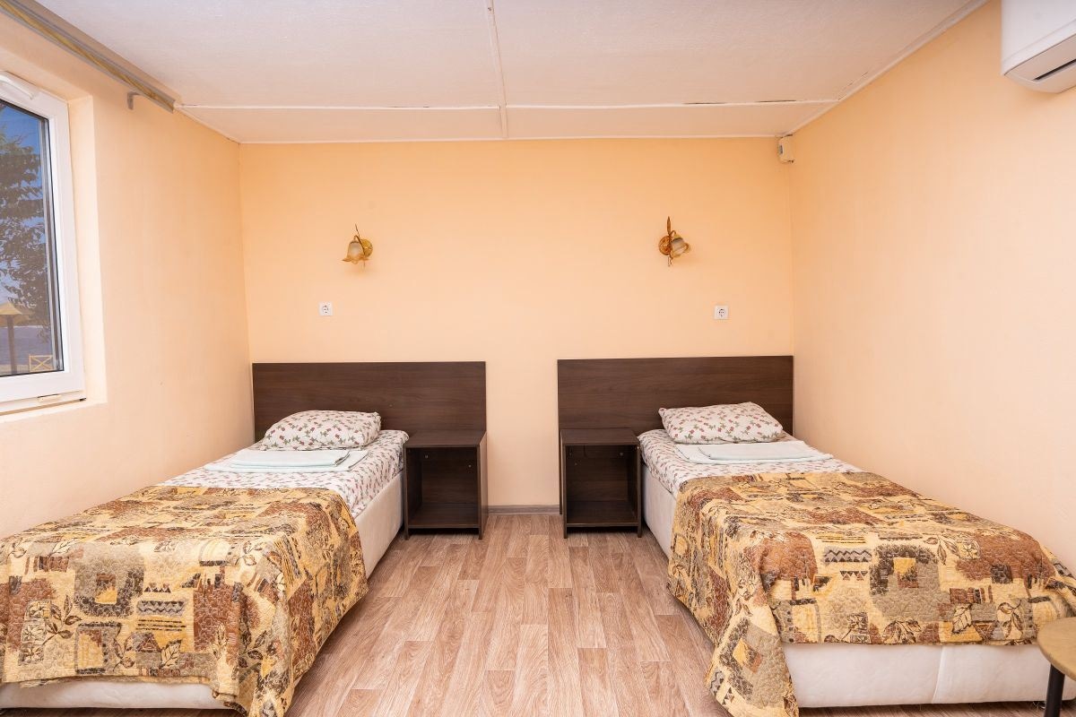 rooms-4-местный-2х-комнатный-каменные-домики