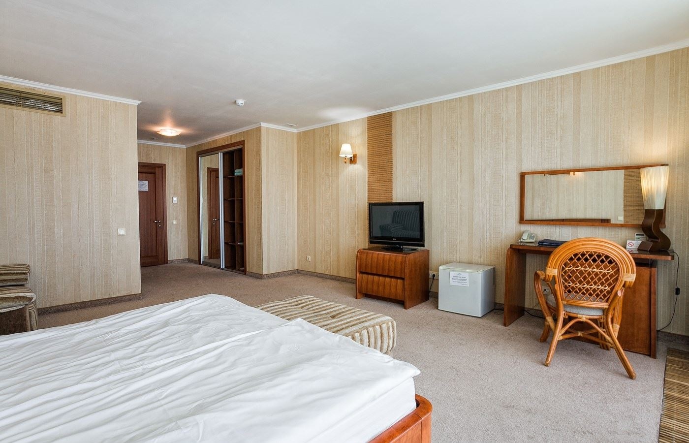 rooms-room-basic-double-poolview-typea