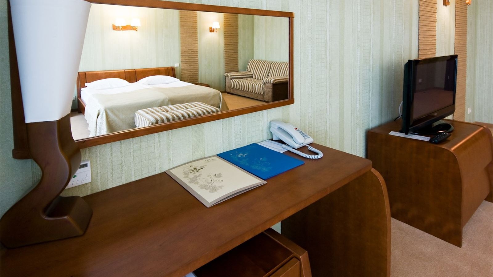 rooms-room-basic-double-poolview-typea