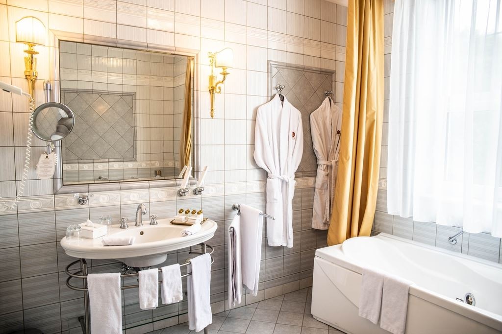 rooms-двухкомнатный-люкс-с-балконом-и-видом-на-море