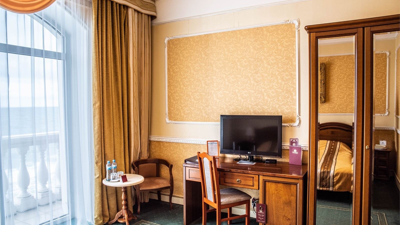 rooms-номер-1ой-категории-с-видом-на-море-и-балконом