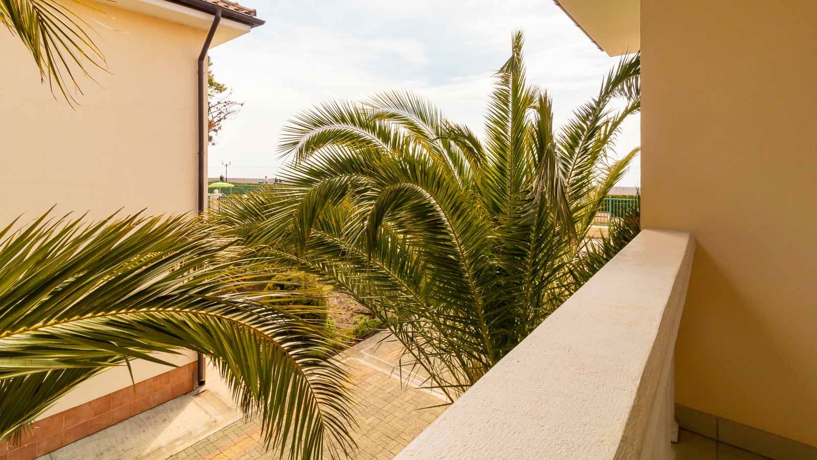 rooms-3-rooms-duplex-11-cottage-balcony-sea-view