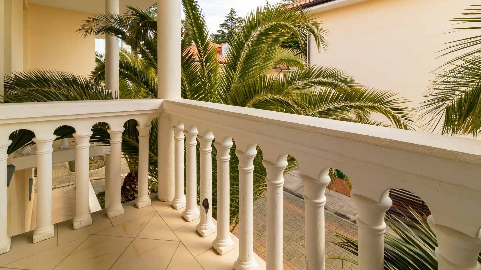 rooms-3-rooms-duplex-11-cottage-balcony-sea-view