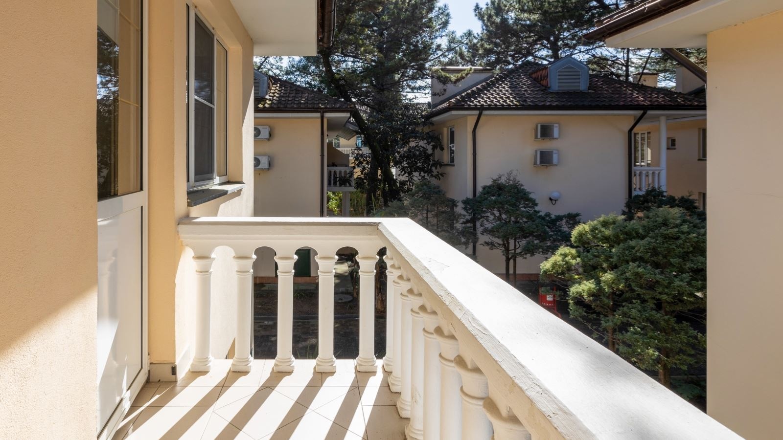 rooms-single-5-cottage-2-floor-balcony