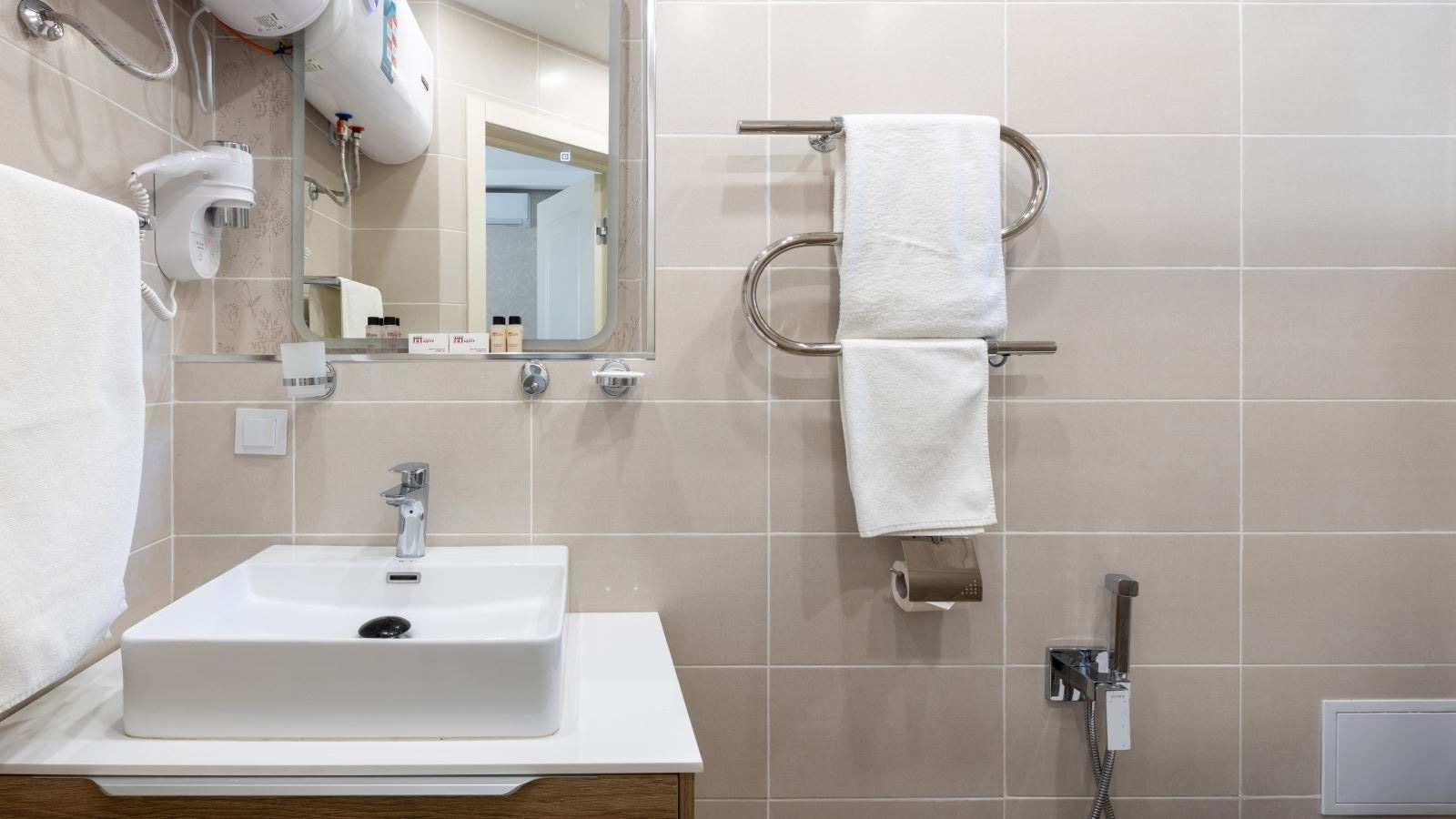 rooms-single-5-cottage-2-floor-balcony