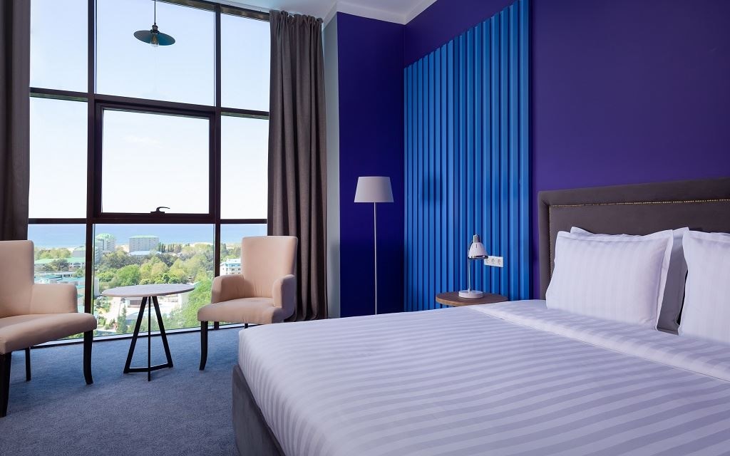 rooms-двухкомнатный-люкс-с-панорамными-окнами-и-видом-на-море