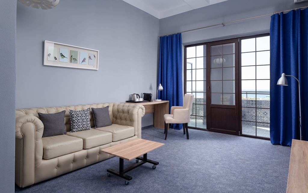 rooms-джуниор-сьют-с-видом-на-море-2-балкона