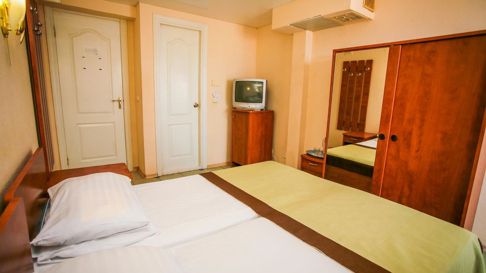 rooms-2bed-economy-attic