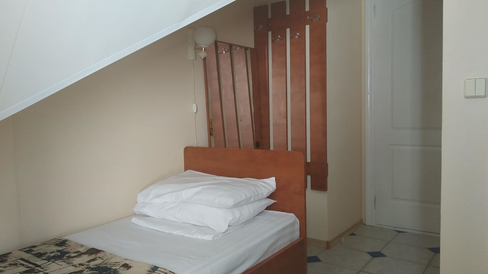 rooms-1bed-economy-in-the-attic