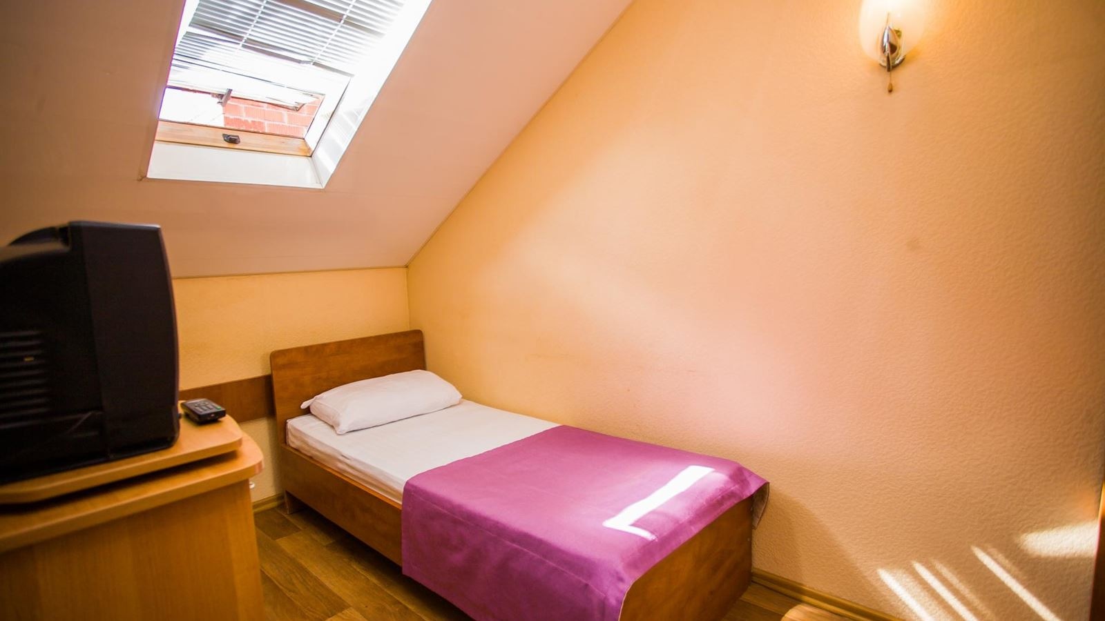 rooms-1bed-economy-and-attic