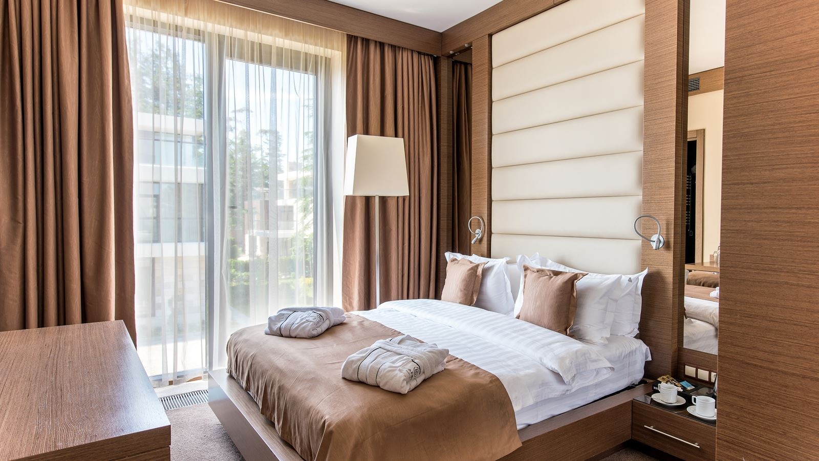 rooms-family-studio-garden-view