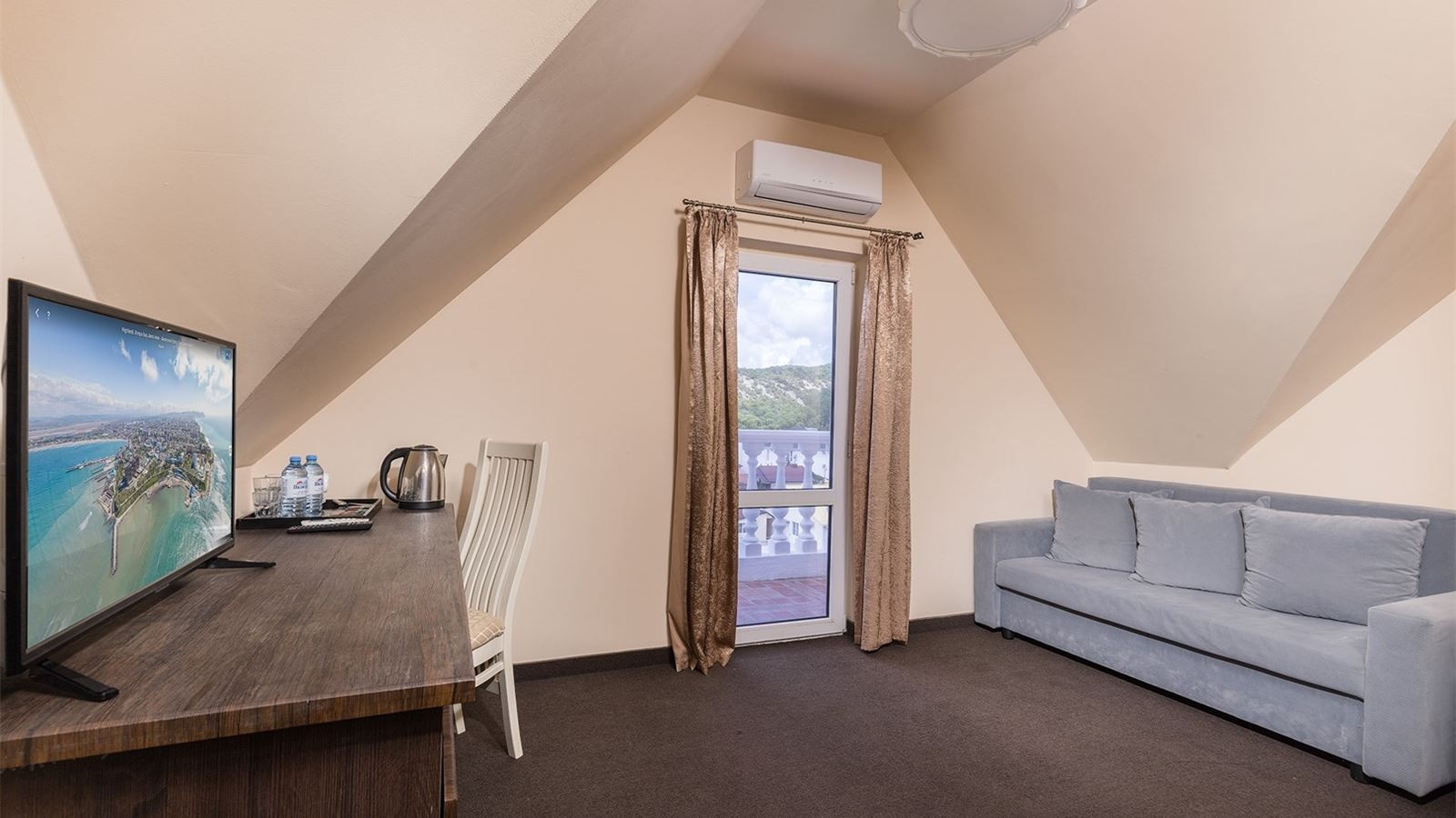 rooms-family-room-mansard-with-balcony