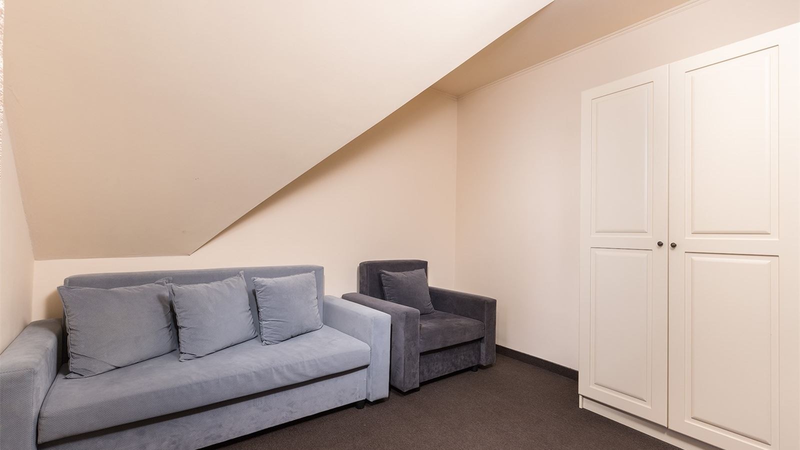 rooms-family-room-mansard-with-balcony