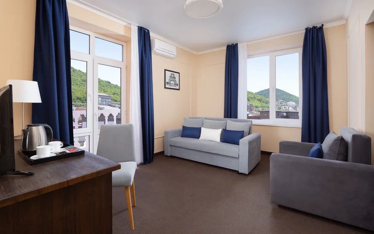 rooms-junior-suite-with-balcony