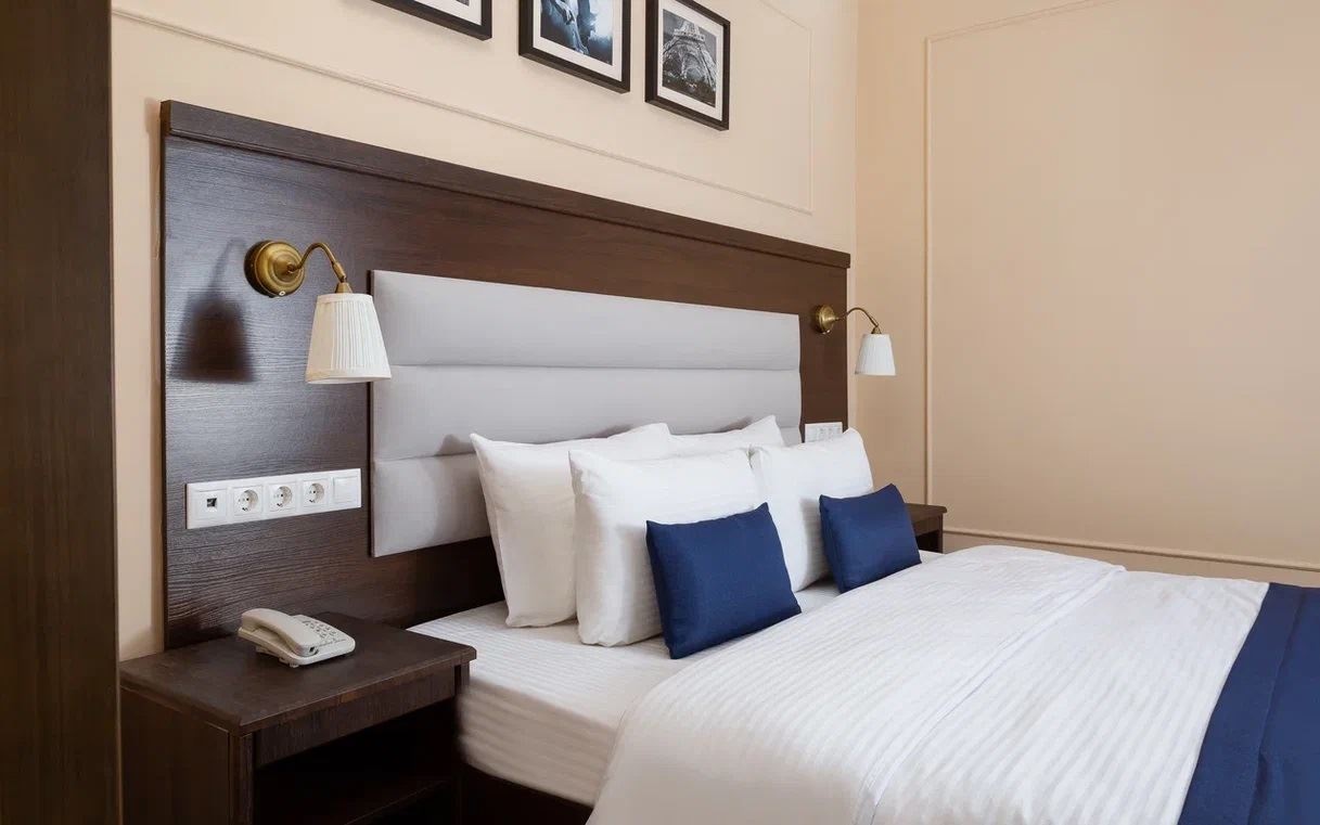 rooms-family-room-with-balcony