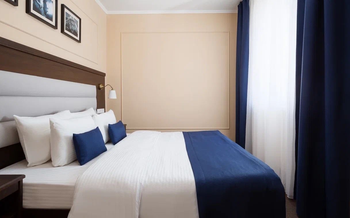 rooms-family-room-with-balcony