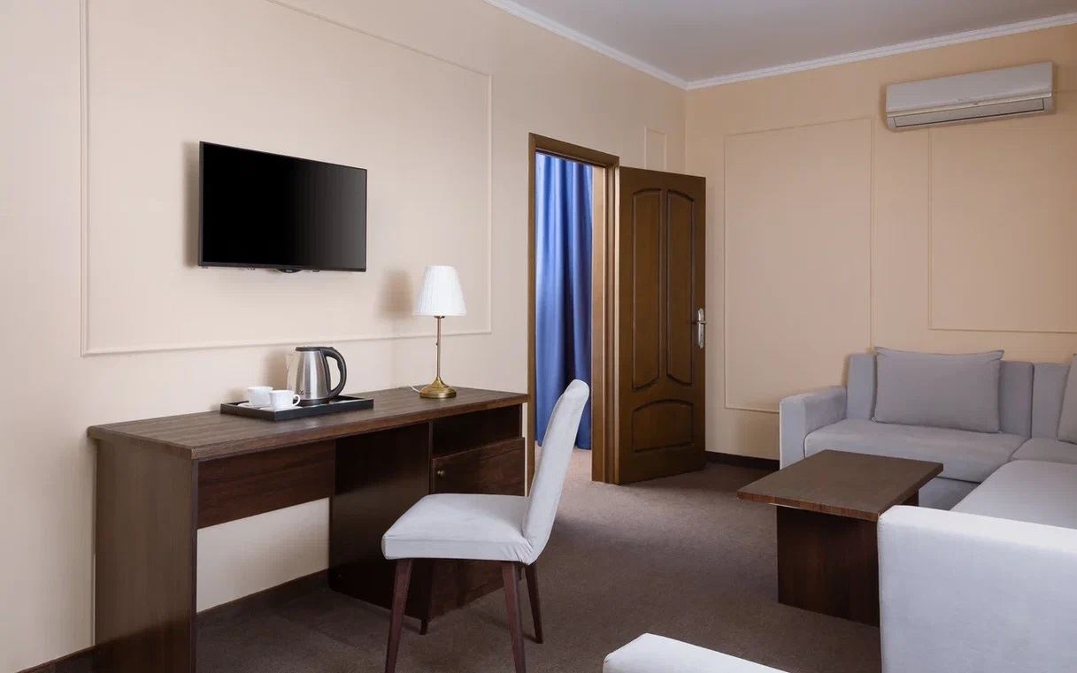 rooms-family-room-with-balcony