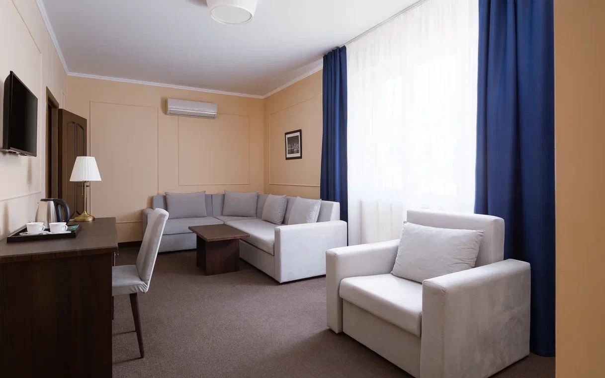 rooms-family-room-with-balcony