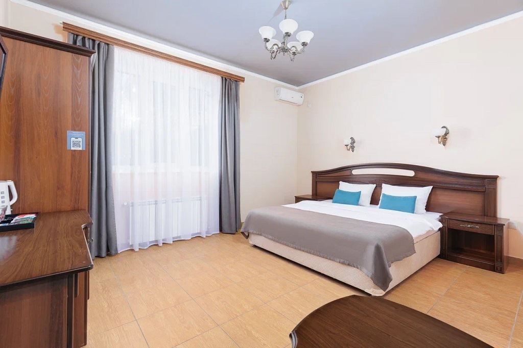 rooms-family-room-with-balcony-nirvana