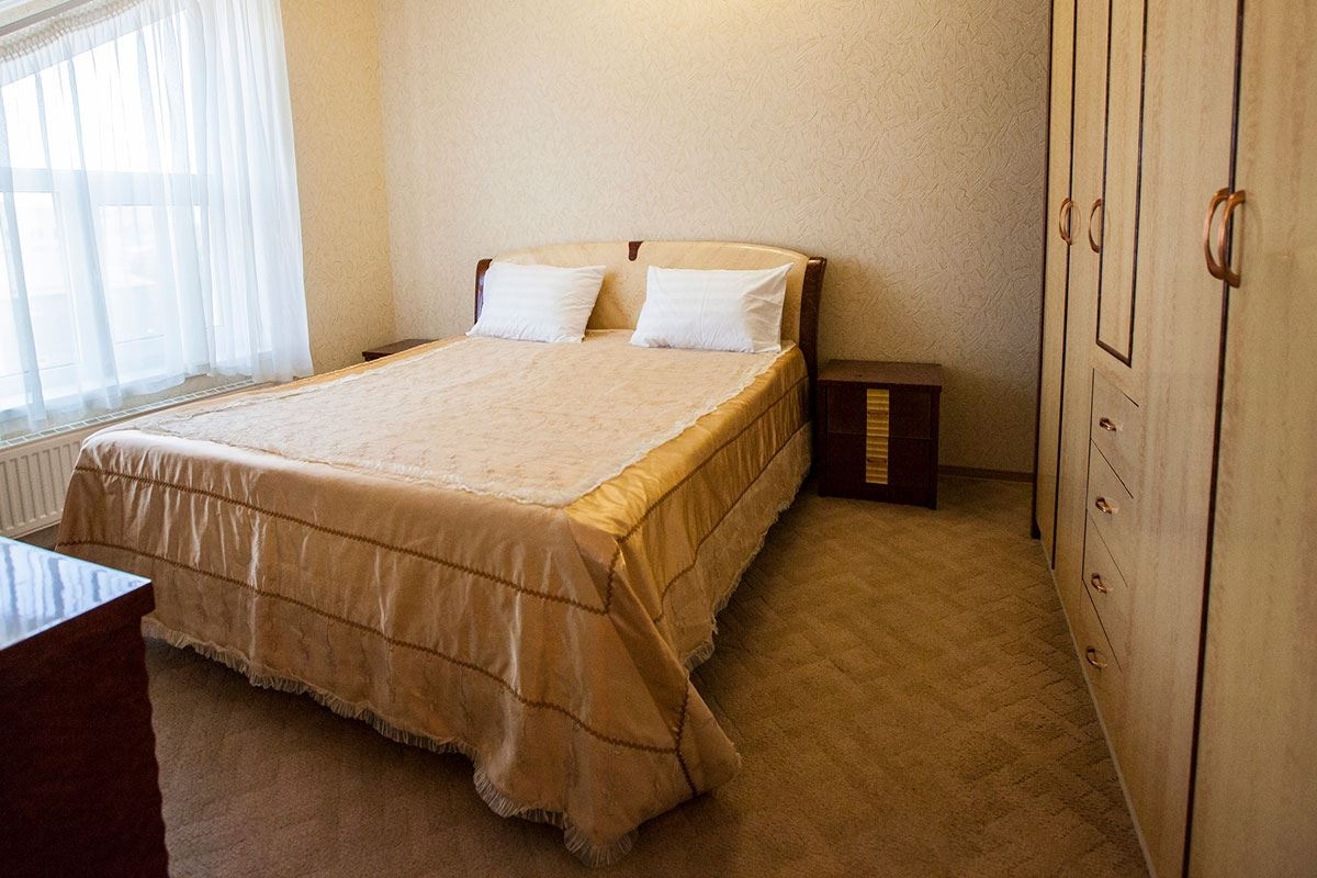 rooms-suite-triple-tworoom-apartment-without-a-balcony