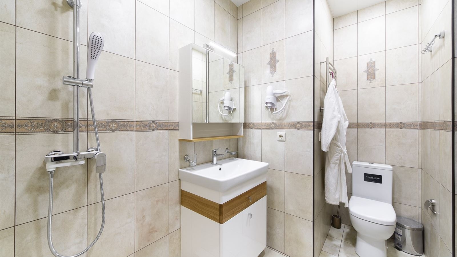 rooms-apartment-with-pool-view