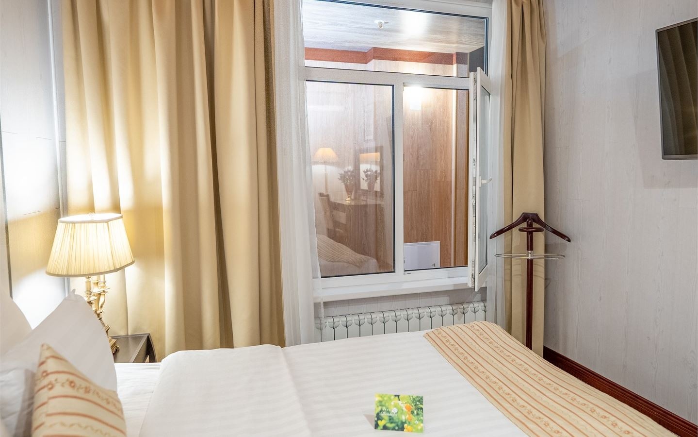 rooms-бюджетный-двухместный-номер-вид-в-холл-отеля