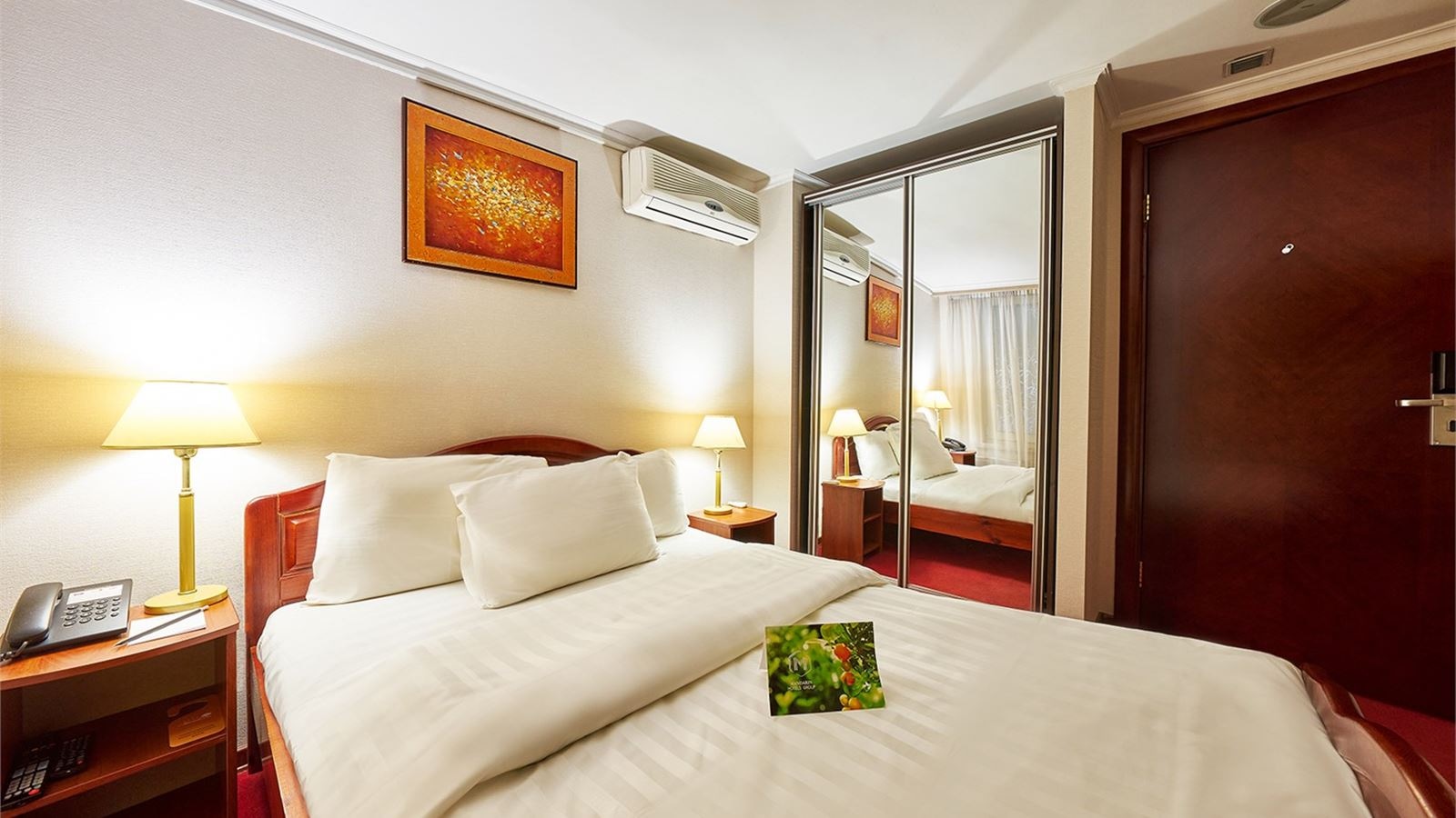 rooms-бюджетный-двухместный-номер-вид-в-холл-отеля