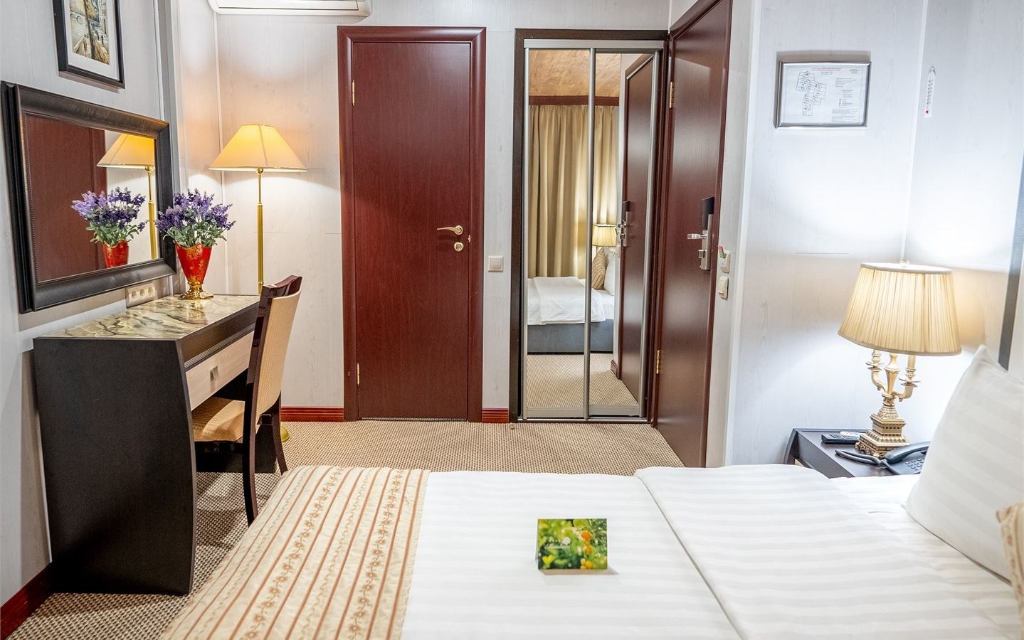 rooms-бюджетный-двухместный-номер-вид-в-холл-отеля