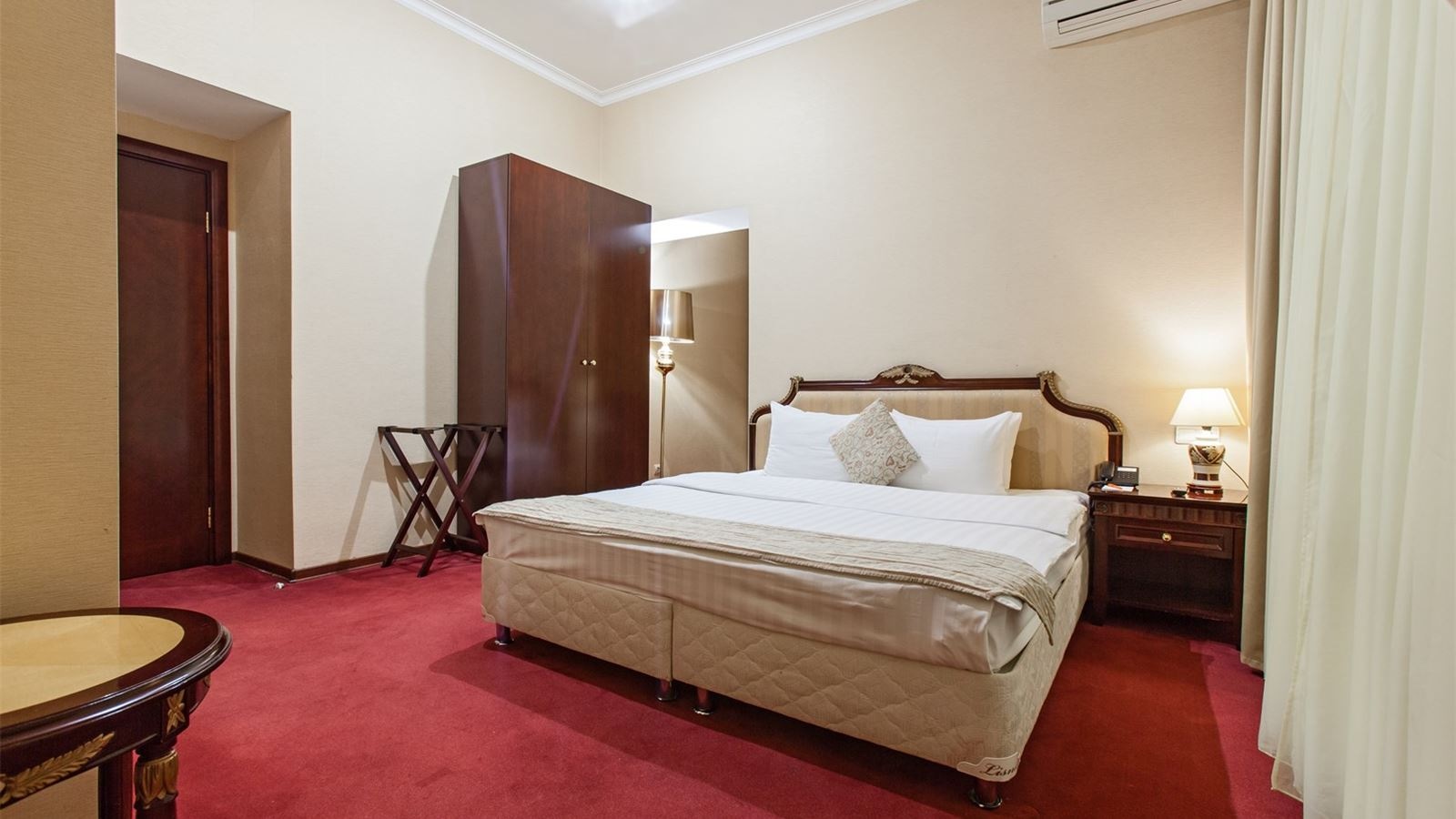 rooms-стандартный-двухместный-номер-вид-в-холл-отеля