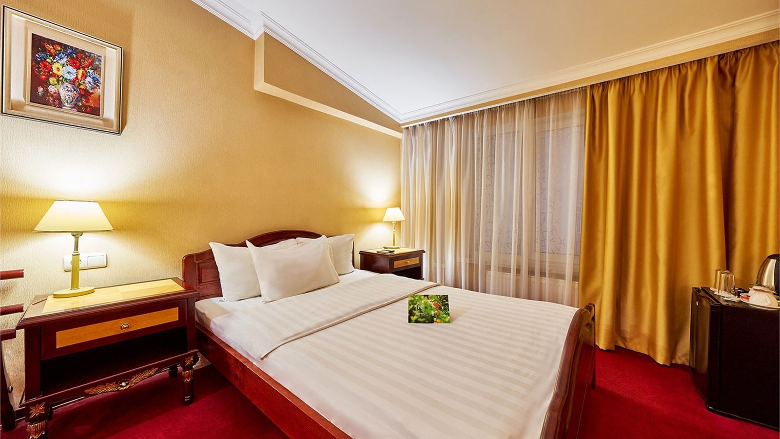 rooms-стандартный-двухместный-номер-вид-в-холл-отеля