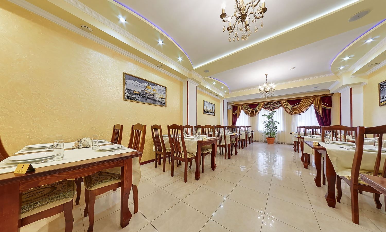 restaurants-obedenniy-zal