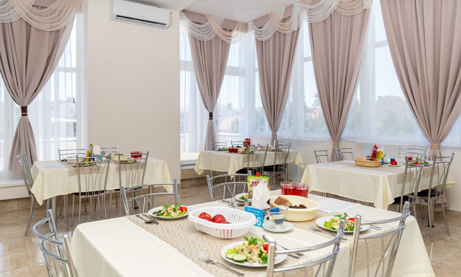 restaurants-obedenny-zal