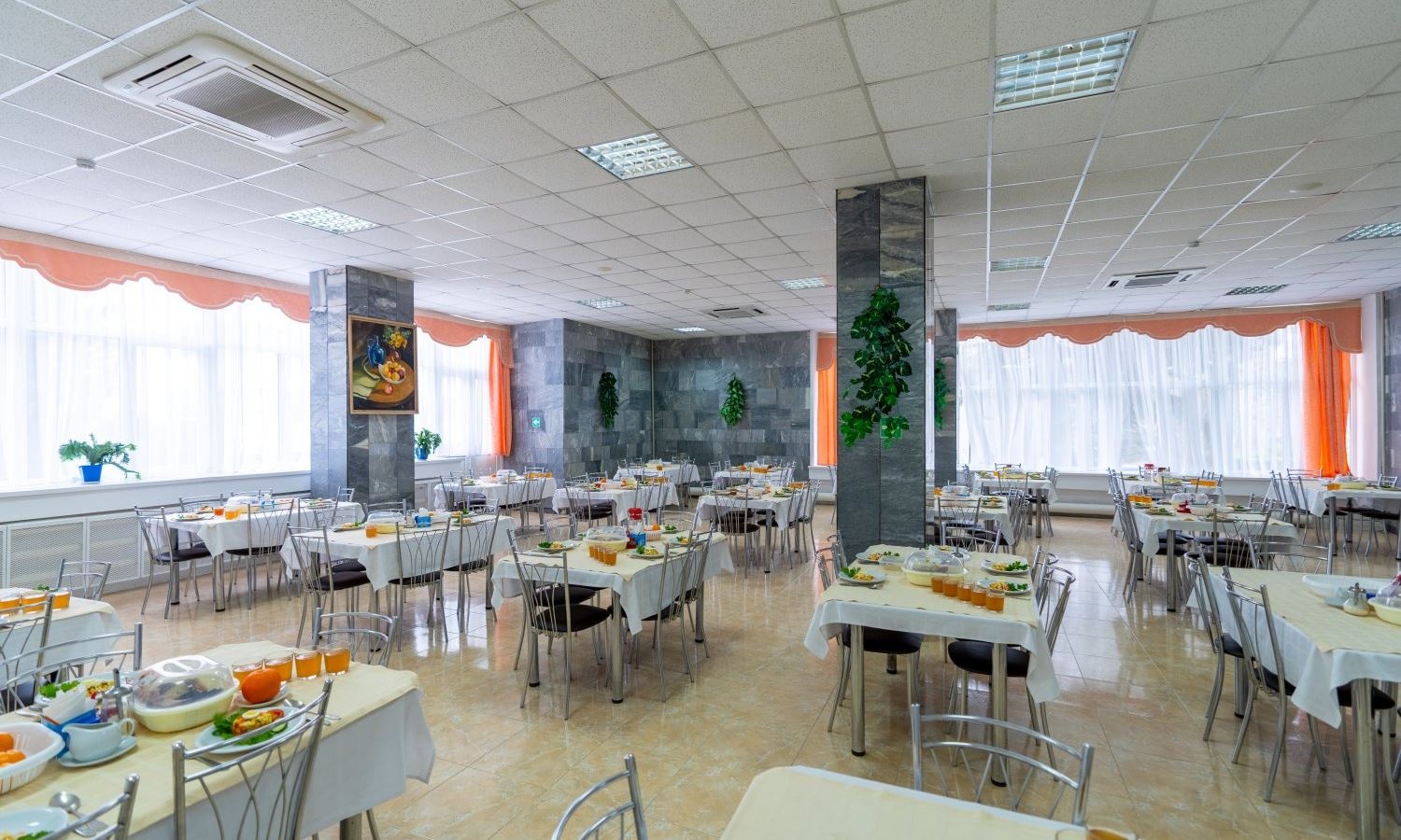 restaurants-obedenny-zal