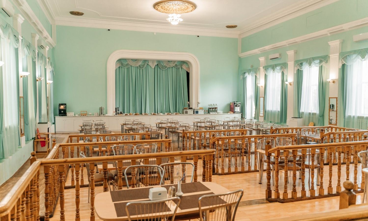 restaurants-obedenny-zal