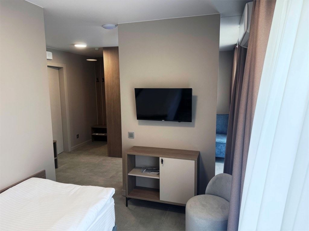 rooms-sing-superior-with-sofa