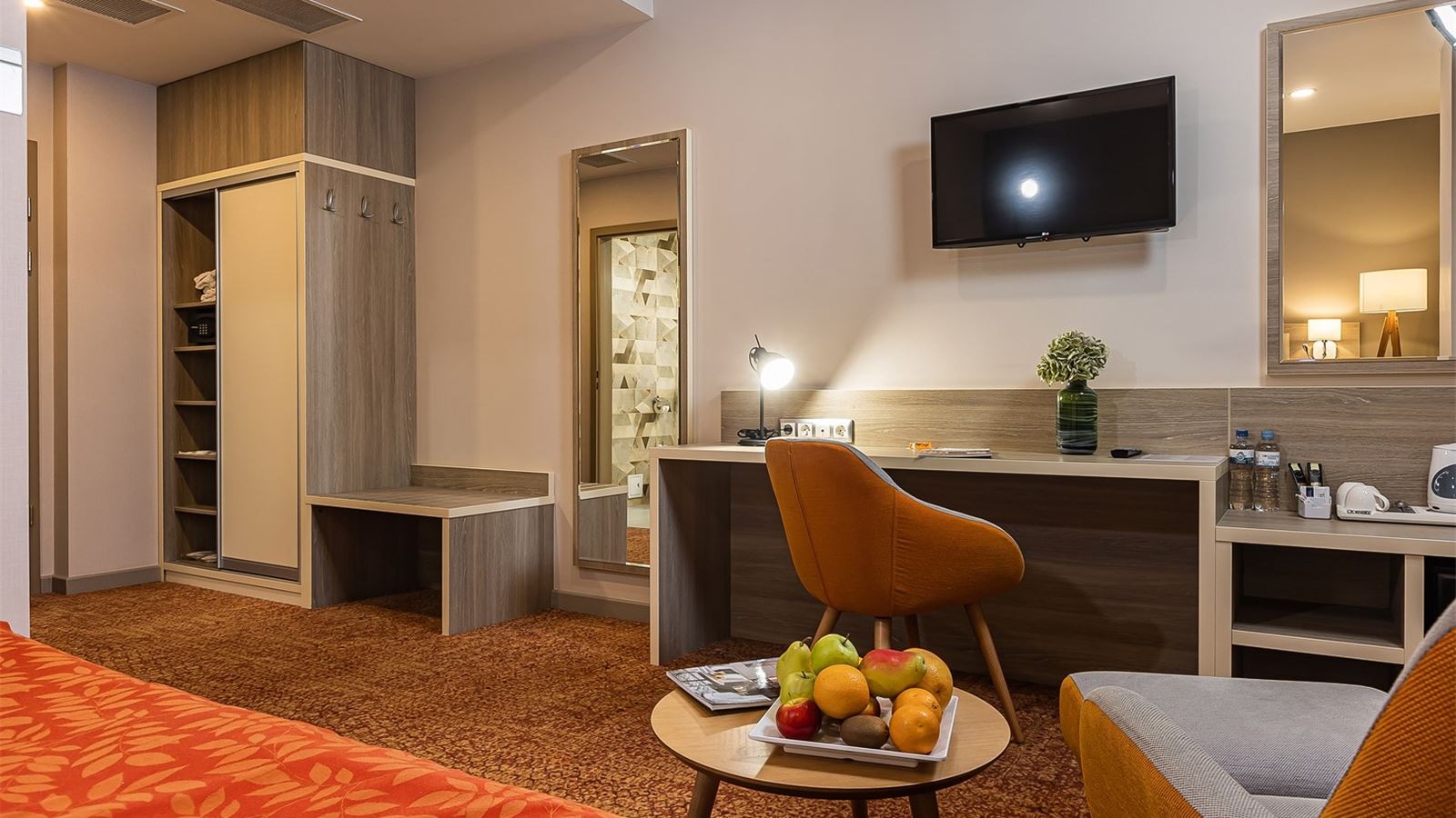 rooms-стандартный-номер-с-видом-на-город-и-1-больshой-кроватью