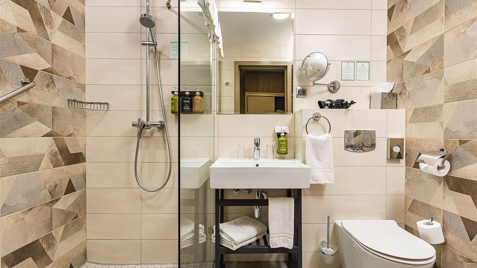 rooms-стандартный-номер-с-видом-на-город-и-1-больshой-кроватью