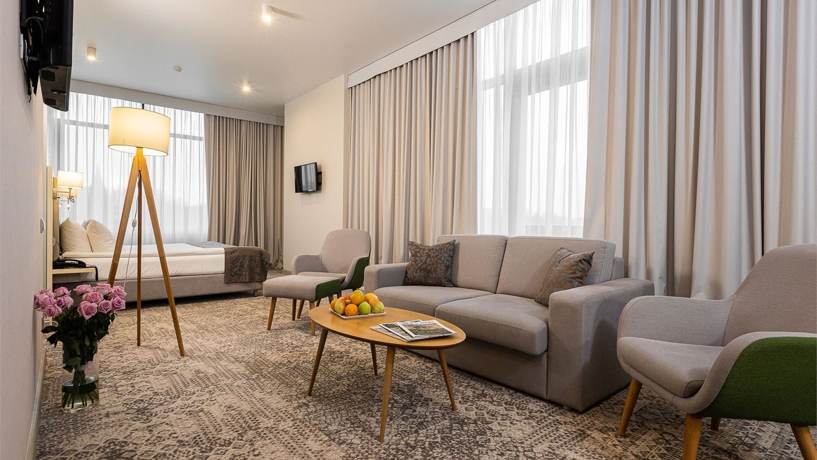 rooms-представительский-номер-с-панорамным-видом-на-реку-и-1-больshой-кроватью